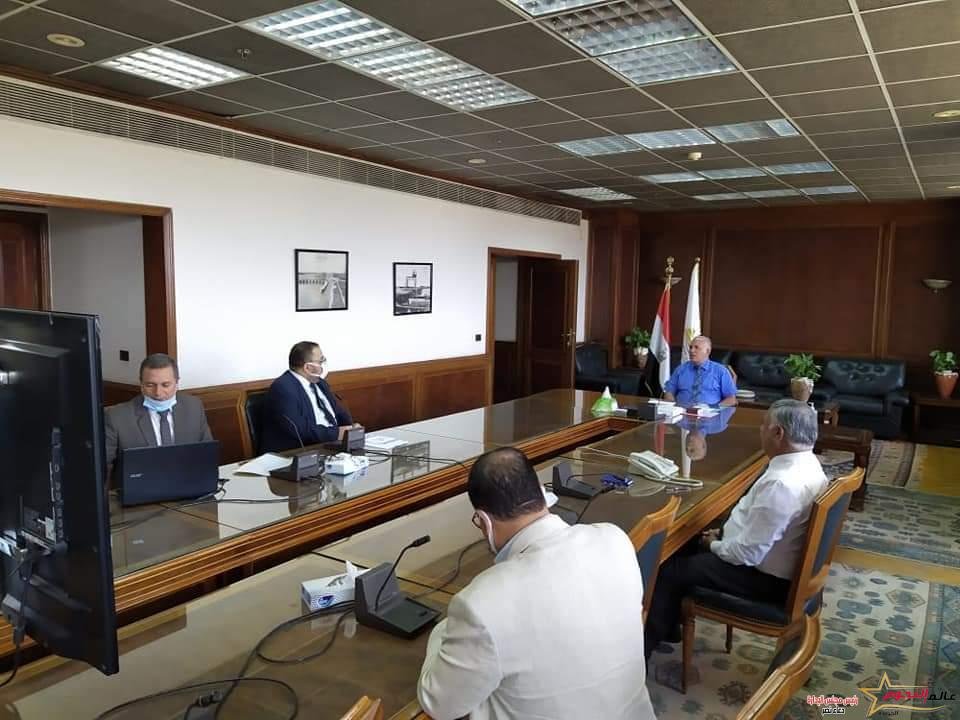 عبد العاطى يستعرض الموقف التنفيذى لمشروع قناطر ديروط الجديدة