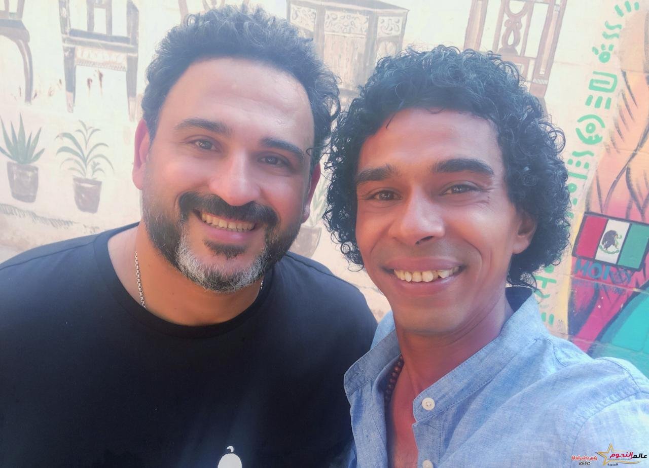 احمد يونس "شبيه الكينج" في حوار لـ جريدة عالم النجوم.."كنت متخاوف جدًا واكرم حسني جدع قوي"