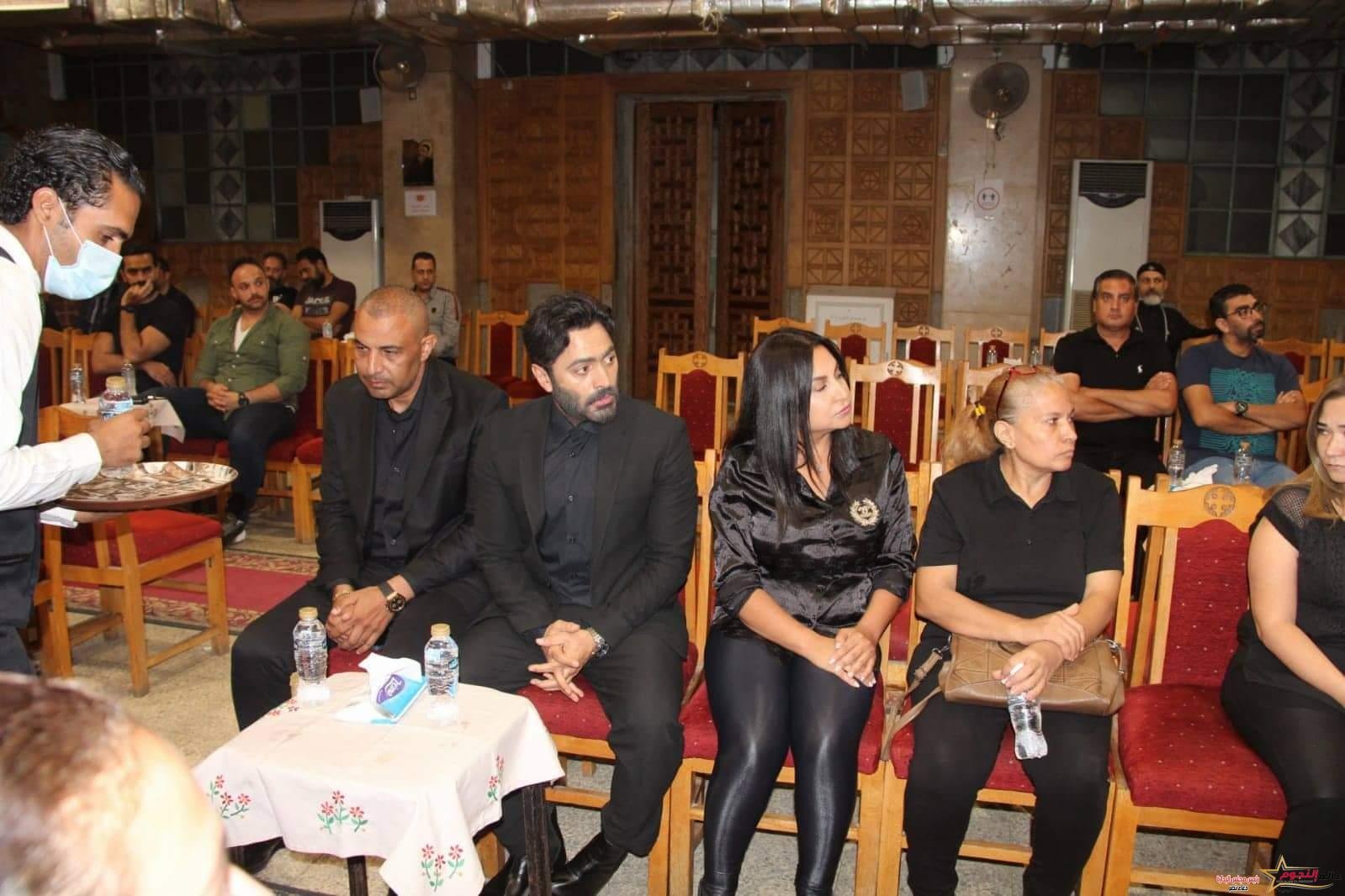 تامر حسني في واجب عزاء لصديقه... صور 