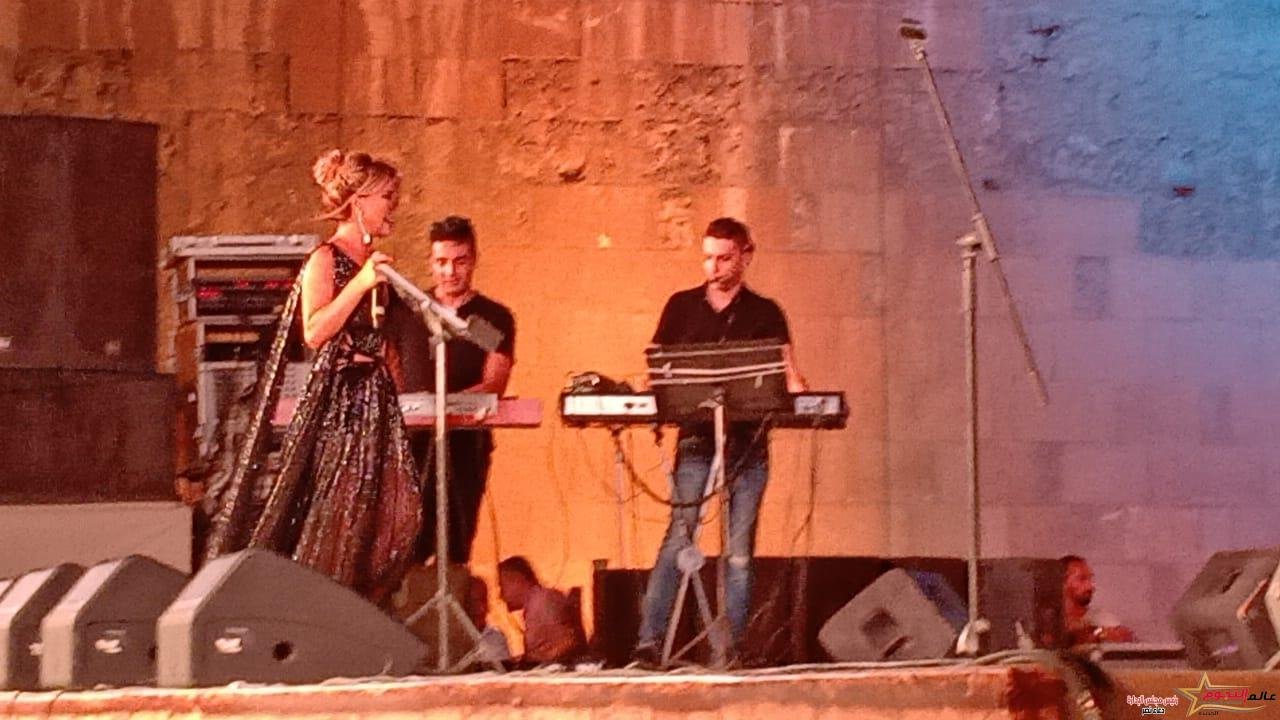 نوال الزغبي تعتلي مسرح المحكية وتطلع حفلها بأغنية ياساحرني جمالك