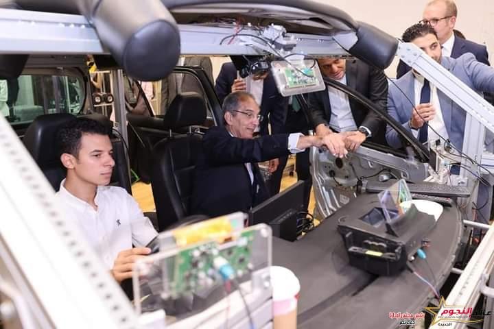  طلعت يتفقد مركز ڨاليو مصر التقنى ويشيد بالحلول التكنولوجية التى يبتكرها الشباب المصرى