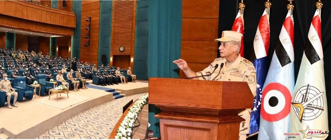 وزير الدفاع والإنتاج الحربى يلتقى بعدد من مقاتلى القوات البحرية