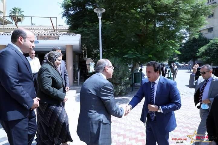 وزير الصحة يتفقد الامتحانات التحريرية للأطباء الملتحقين ببرنامج الزمالة المصرية
