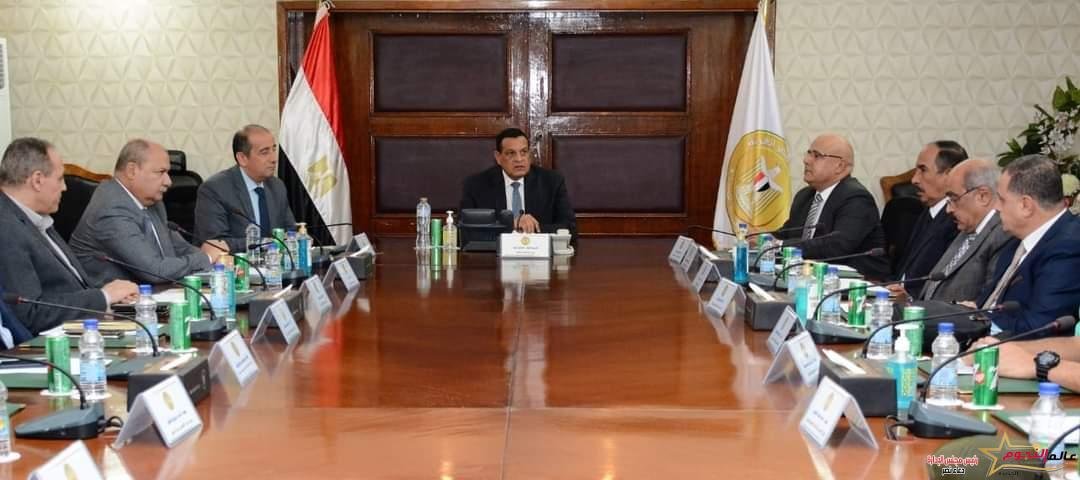 وزير التنمية المحلية يلتقى سكرتيري عموم القاهرة والجيزة والقليوبية والفيوم لمتابعة ملفات العمل بالمحافظات