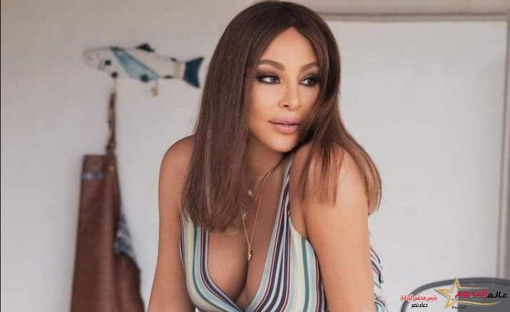 إليسا تستعرض أنوثتها بفستان مثير