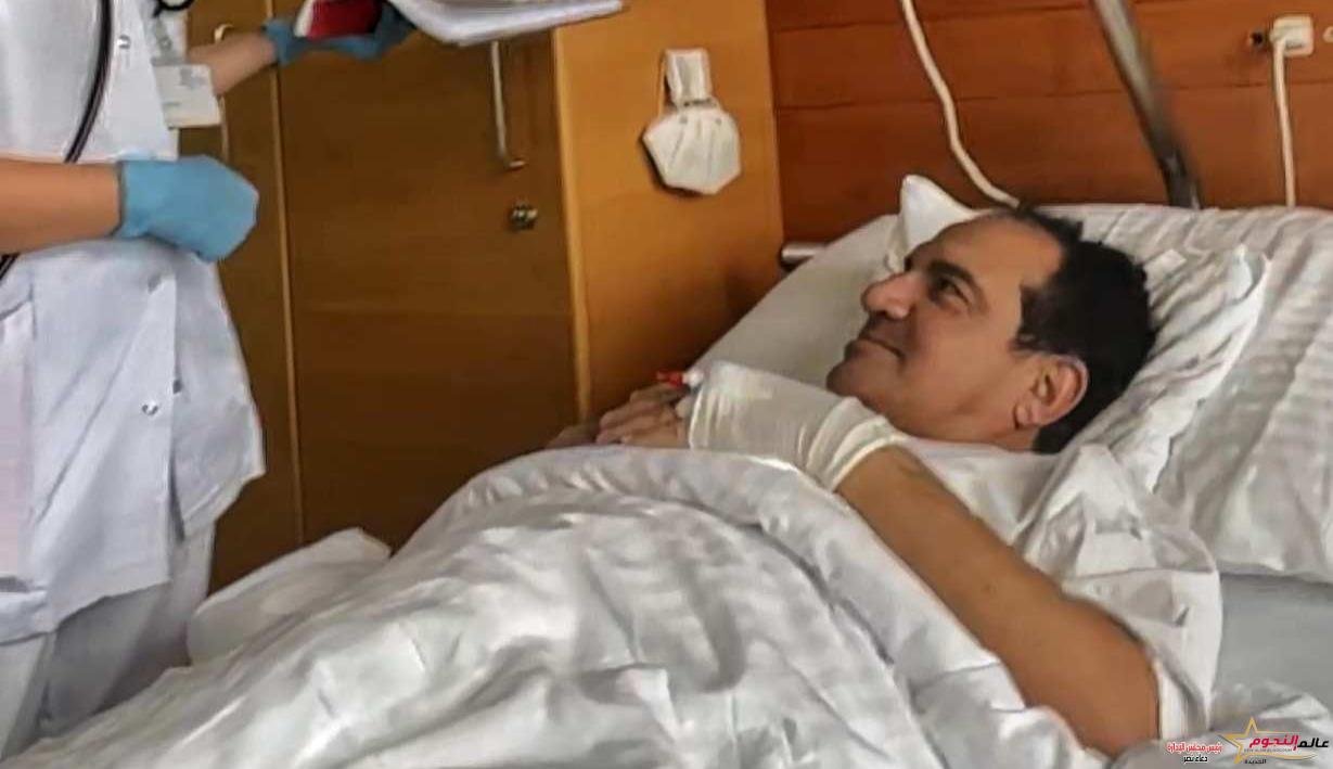 محمد ثروت يخضع لجراحة دقيقة في القلب.. ونجله يطلب الدعاء له
