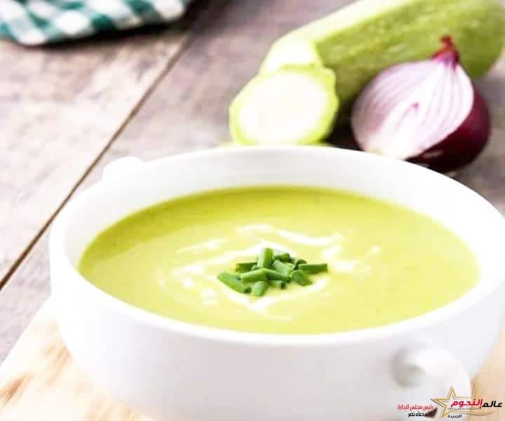 حساء الكوسة ... مقدم من: مطبخ عالم النجوم