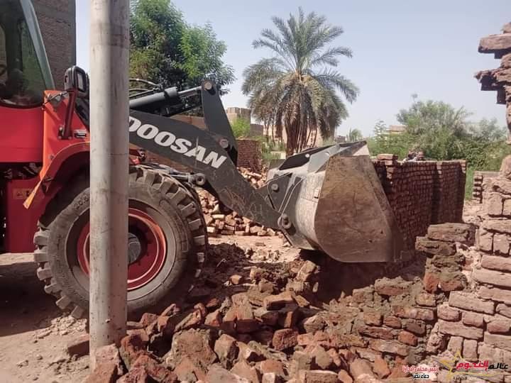 إزالة التعديات على الأراضى الزراعية وأملاك الدولة ومخالفات البناء بمحافظة الأقصر
