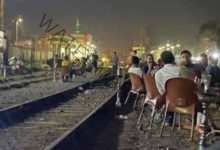 صور مقهى على قضبان السكة الحديد بكفر الشيخ تثير الجدل