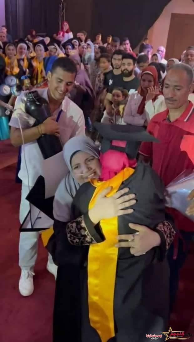 أم تحضر حفل تخرج ابنتها بإسطوانة أكسجين.