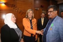 وزيرة الثقافة تستقبل الفنان محمد عبلة بمطار القاهرة