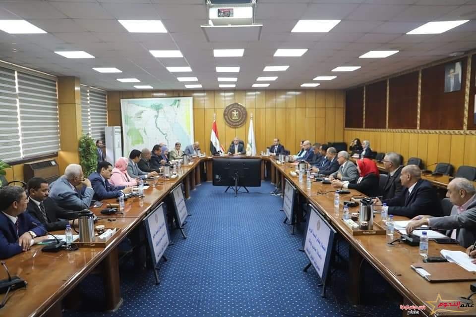 وزير القوى العاملة يستكمل لقاءاته مع مديري المديريات :"إعادة الثقة "وتطوير الخدمات  للمواطنين