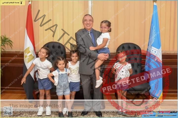 محافظ الإسكندرية يستقبل بمكتبه الأطفال الستة المعروفين إعلاميا بإطفال حريق شقة العجمي