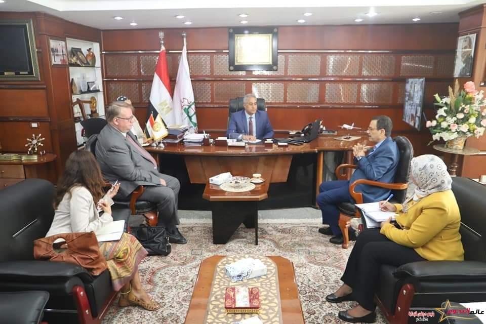 وزير القوى العاملة يلتقي د. أحمد درويش و"اريك أوشلان" بمكتبه بالديوان العام بالوزارة