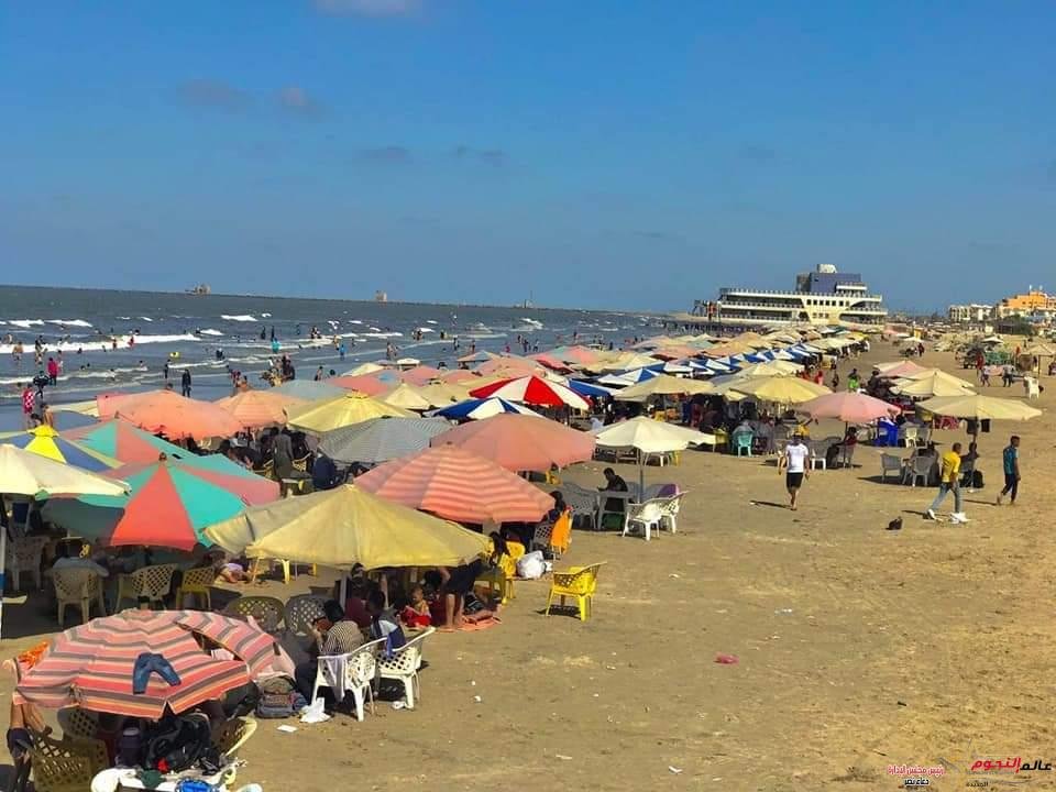 شاطىء بورسعيد يستقبل الٱلأف من الزائرين للاستمتاع بالأجواء الصيفية للمحافظة
