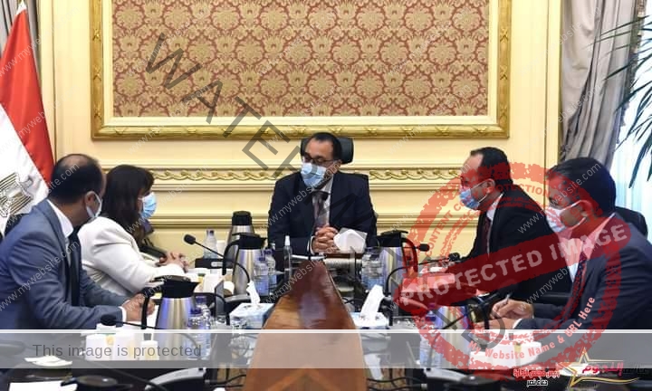 رئيس الوزراء يتابع مع وزيرة الدولة للهجرة وشئون المصريين بالخارج ملفات عمل الوزارة