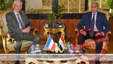 وزير الطيران يلتقي السفير الفرنسي لبحث التعاون المشترك
