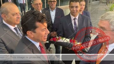 صبحي يستقبل رئيس الأولمبية الدولية بمطار القاهرة 