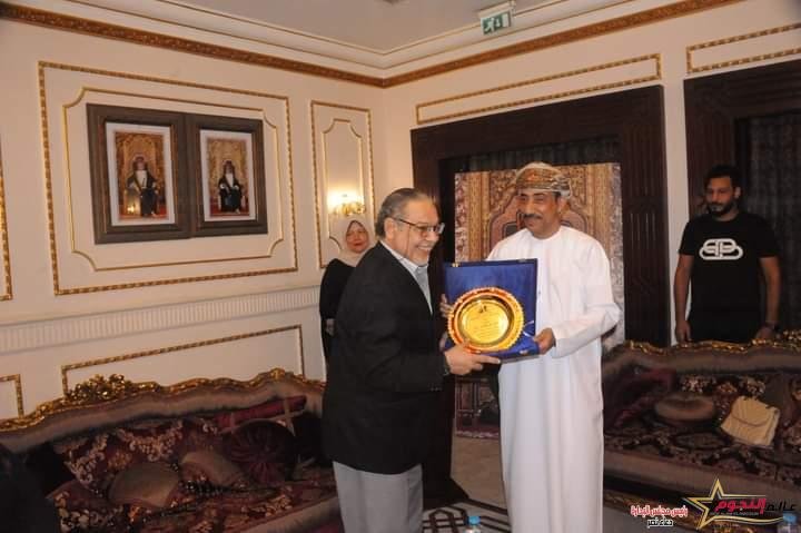 عقب تألقه بتكريم النجوم «فتحي الحصري” ينال تكريم سلطنة عمان