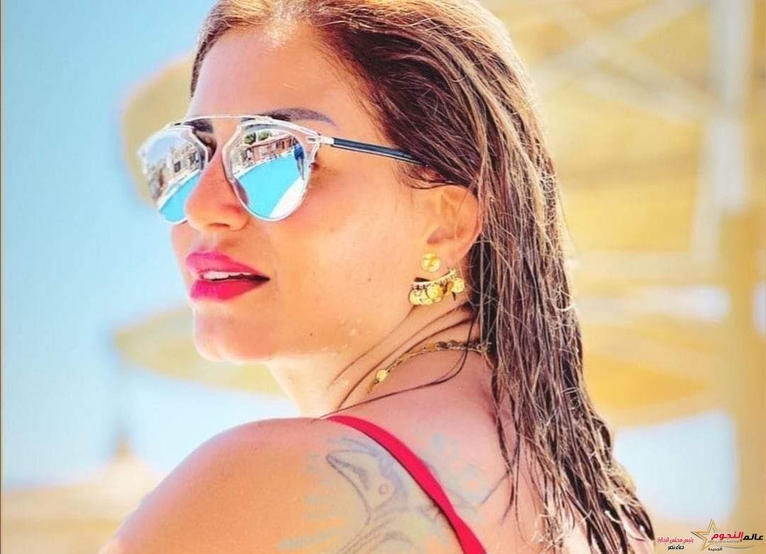 مايوه أحمر مكشوف الظهر … منة فضالي تظهر بإطلالة جريئة على شاطئ البحر