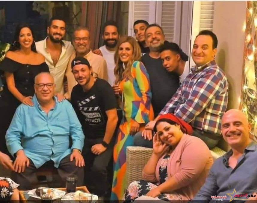 بصحبة صناع "ايجار قديم" شريف منير في صورة جديدة 