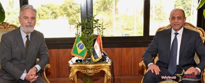 وزير الطيران يبحث مع السفير البرازيلي بمصر تعزيز التعاون في مجال النقل الجوي