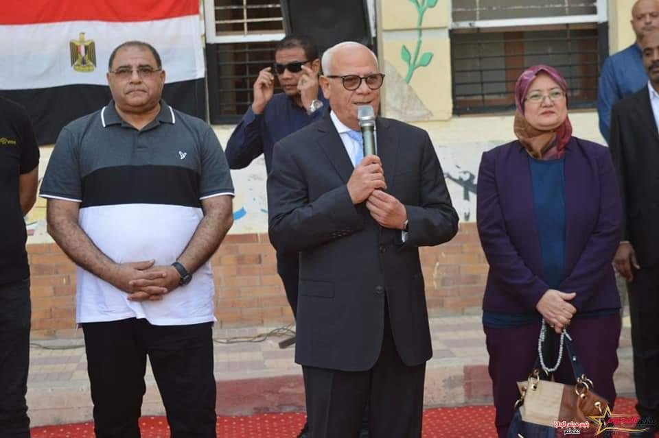 محافظ بورسعيد يشارك طالبات مدرسة القناة الإعدادية بنات السلام الوطني وتحية العلم