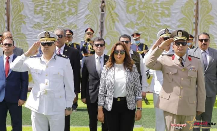 محافظ دمياط تضع إكليل الزهور على النصب التذكارى للشهداء