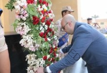 غنيم يضع إكليل الزهور على النصب التذكاري لقبر الجندي المجهول 