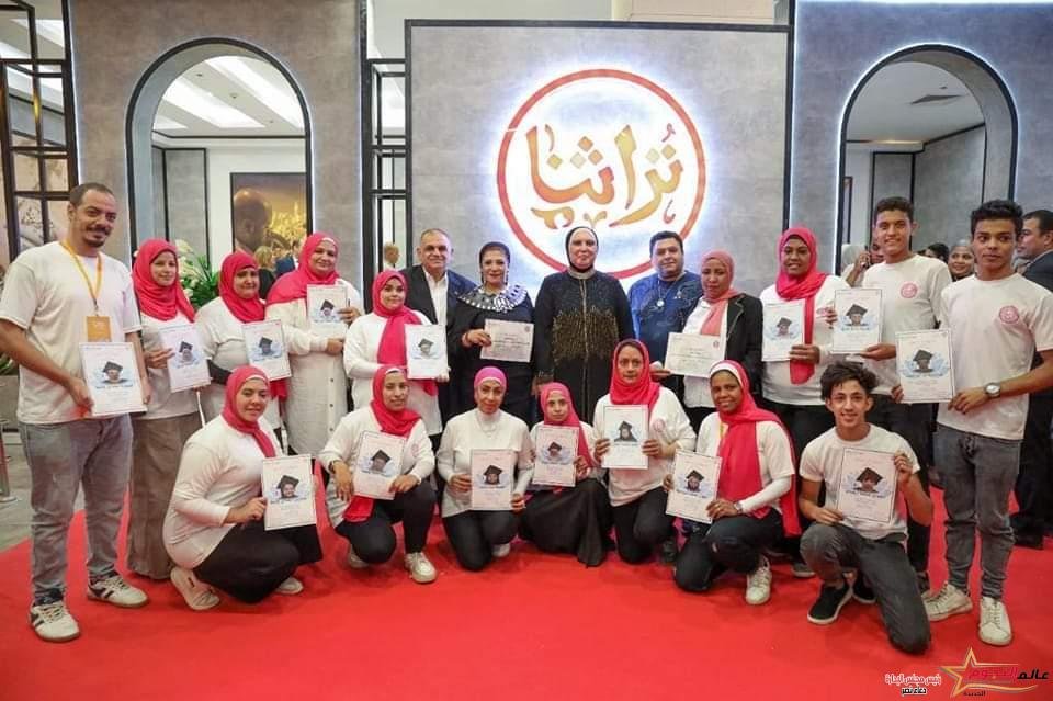 نيفين جامع تكرم أصحاب المشروعات من ذوى الهمم المشاركين في معرض تراثنا