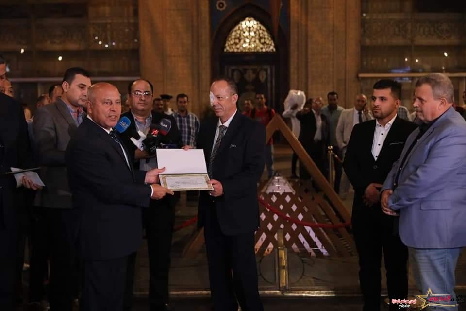 الوزير يكرم قائد قطار رقم 500 اكسبريس شربين/ طنطا الذي اصيب بعد قذف عدد من الشباب للقطار بالحجارة