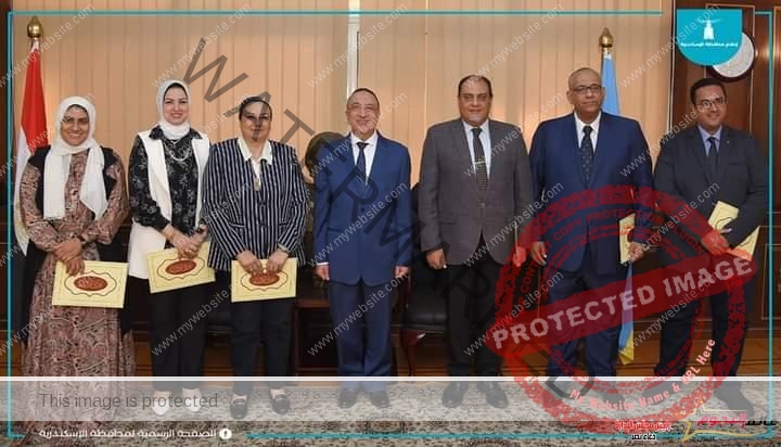 محافظ الإسكندرية يكرم أعضاء اللجنة التنفيذية للمبادرة الوطنية للمشروعات الخضراء الذكية