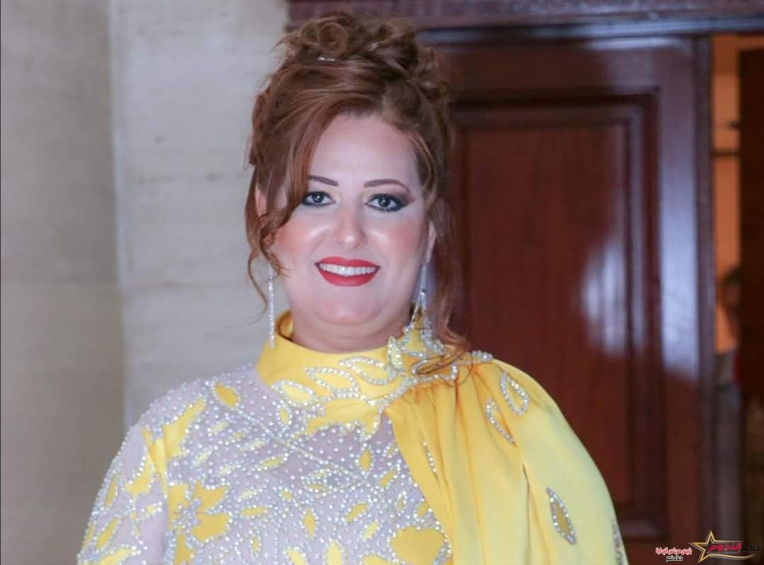 الإعلامية د. دعاء نصر تكرم فريق العمل بجريدة عالم النجوم على الجهد المبذول