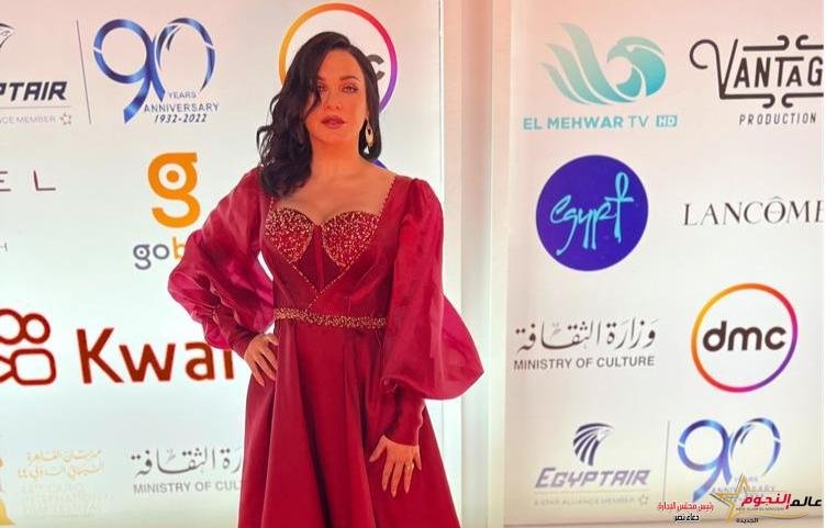 سلاف فواخرجي تتألق كعادتها على ريد كاربت القاهرة السينمائي 