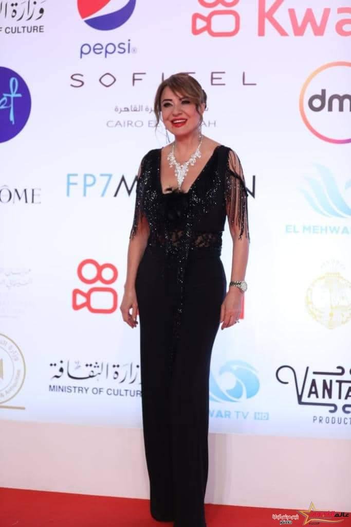 الأبيض والأسود يسيطران على أزياء النجمات في حفل افتتاح مهرجان القاهرة السينمائي 