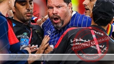 بالصور الشرطة القطرية تطرد مشجع أمريكي من مباراة أمريكا وايران 