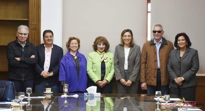 وزيرة الثقافة تلتقي أعضاء اللجنة العليا لمهرجان الأقصر للسينما الإفريقية