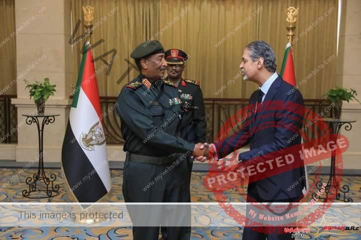 سفير مصر الجديد لدى السودان يقدم أوراق اعتماده لرئيس المجلس السيادي الانتقالي السوداني