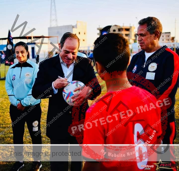 الرئيس السيسي يوقع على الكرة الخاصة بالناشئ الموهوب "يوسف" بمناسبة عيد ميلاده
