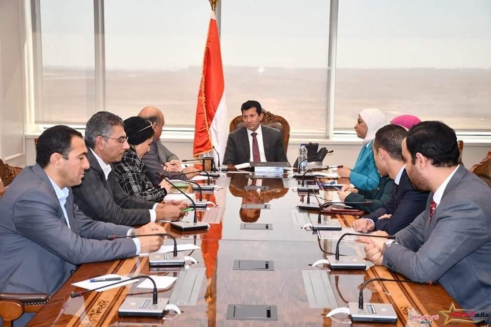 وزير الشباب والرياضة يتابع ملفات عمل الوزارة من العاصمة الإدارية الجديدة