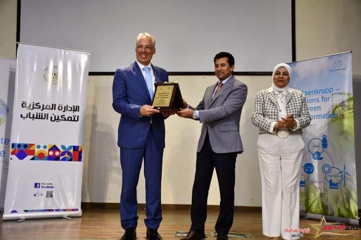 صبحى يشهد تخريج الدفعة الثانية من الشباب المتدربين ببرنامج مؤسسة "تيسين كروب"