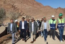 شحاتة يتفقد مشروع التجلي الاعظم بجنوب سيناء ويسلم عمالة غير منتظمة "شهادات تأمين"