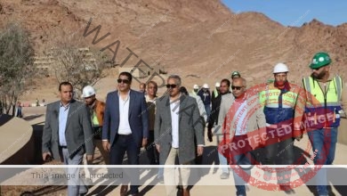 شحاتة يتفقد مشروع التجلي الاعظم بجنوب سيناء ويسلم عمالة غير منتظمة "شهادات تأمين"