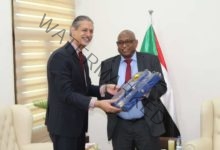 سفير مصر في الخرطوم يلتقي مع وزير شئون مجلس الوزراء بجمهورية السودان