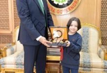 محافظ الدقهلية يكرم الطفل المعجزة لحصوله على المركز الأول عالميا في مسابقة الحساب الذهني الدولية