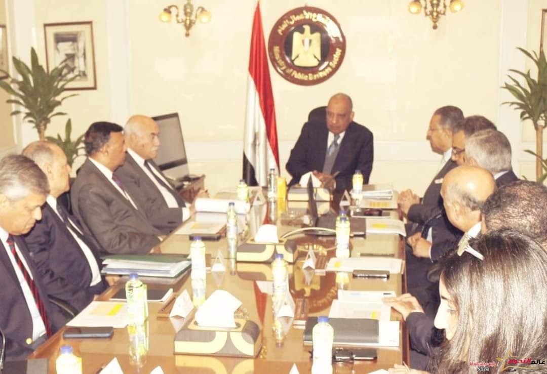 وزير قطاع الأعمال العام يجتمع بالرؤساء التنفيذيين للشركات القابضة لمتابعة خطط العمل ومشروعات التطوير