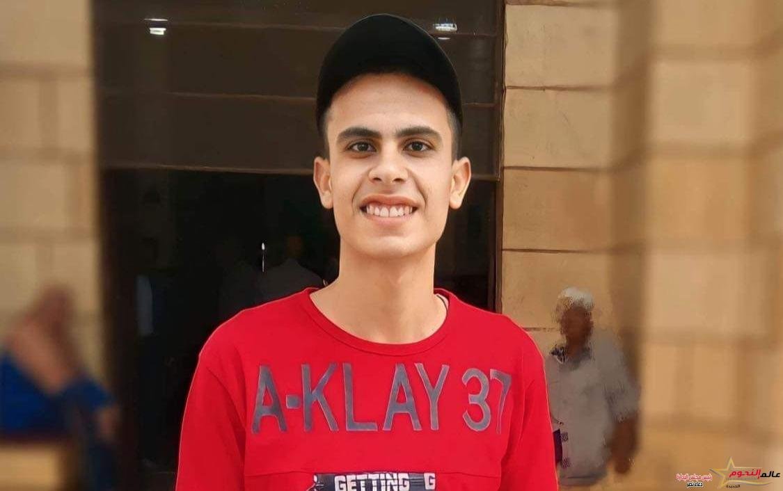 ابراهيم أبو مالك فنان يبدع في الرسم بالنار علي الورق 