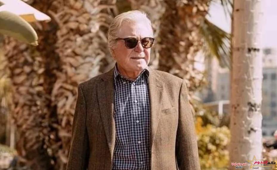 حسين فهمي "الرجل الغامض بسلامته" في أحدث ظهور له