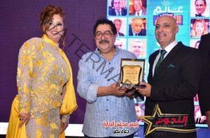 إحتفالية عالم النجوم توثق تكريم النجم طارق عبد العزيز لمواهب ذوي الهمم من أصحاب الموهبة