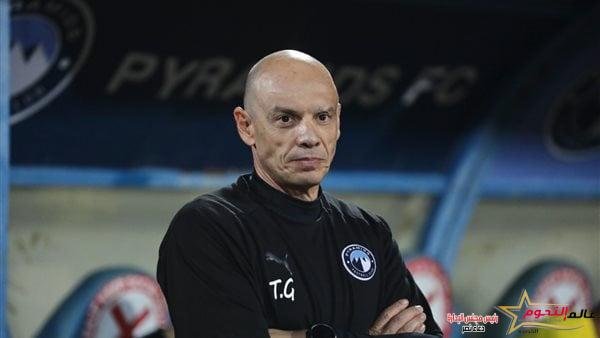عاجل … بيراميدز يعلن رحيل المدرب اليوناني " تاكيس جونياس" عن تدريب الفريق